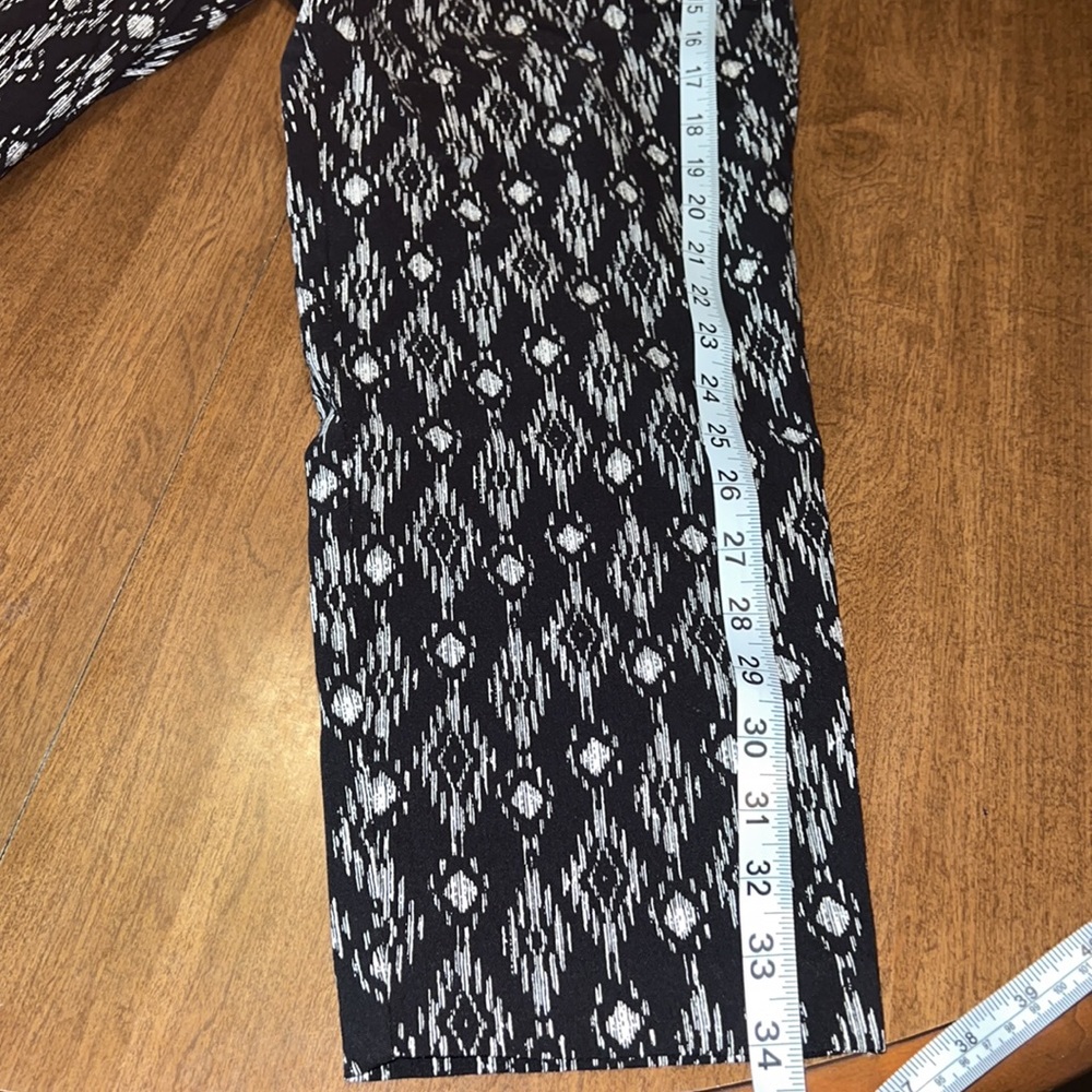 Size 2 Torrid Patterned Capris - Picture 4 of 7
